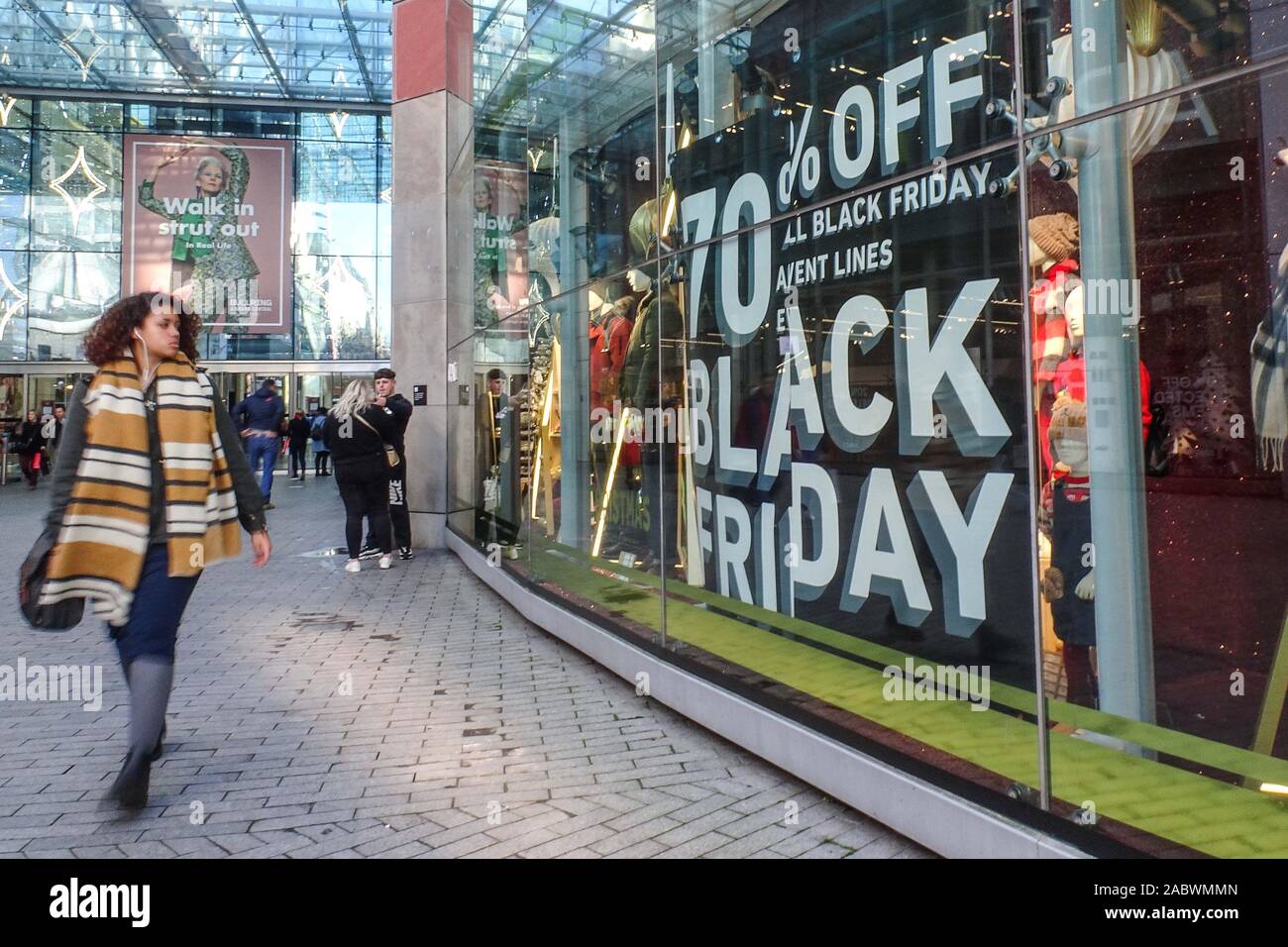 Birmingham, Regno Unito. 29 novembre 2019. Migliaia di acquirenti hanno visitato le strade del centro di Birmingham con offerte del Black Friday fino al 70% che hanno colpito i negozi. L'arena era particolarmente affollata rispetto agli anni precedenti, dove il centro commerciale era quasi vuoto. Fig. Preso il 29/11/2019. Credito: Interrompi stampa Media/Alamy Live News Foto Stock