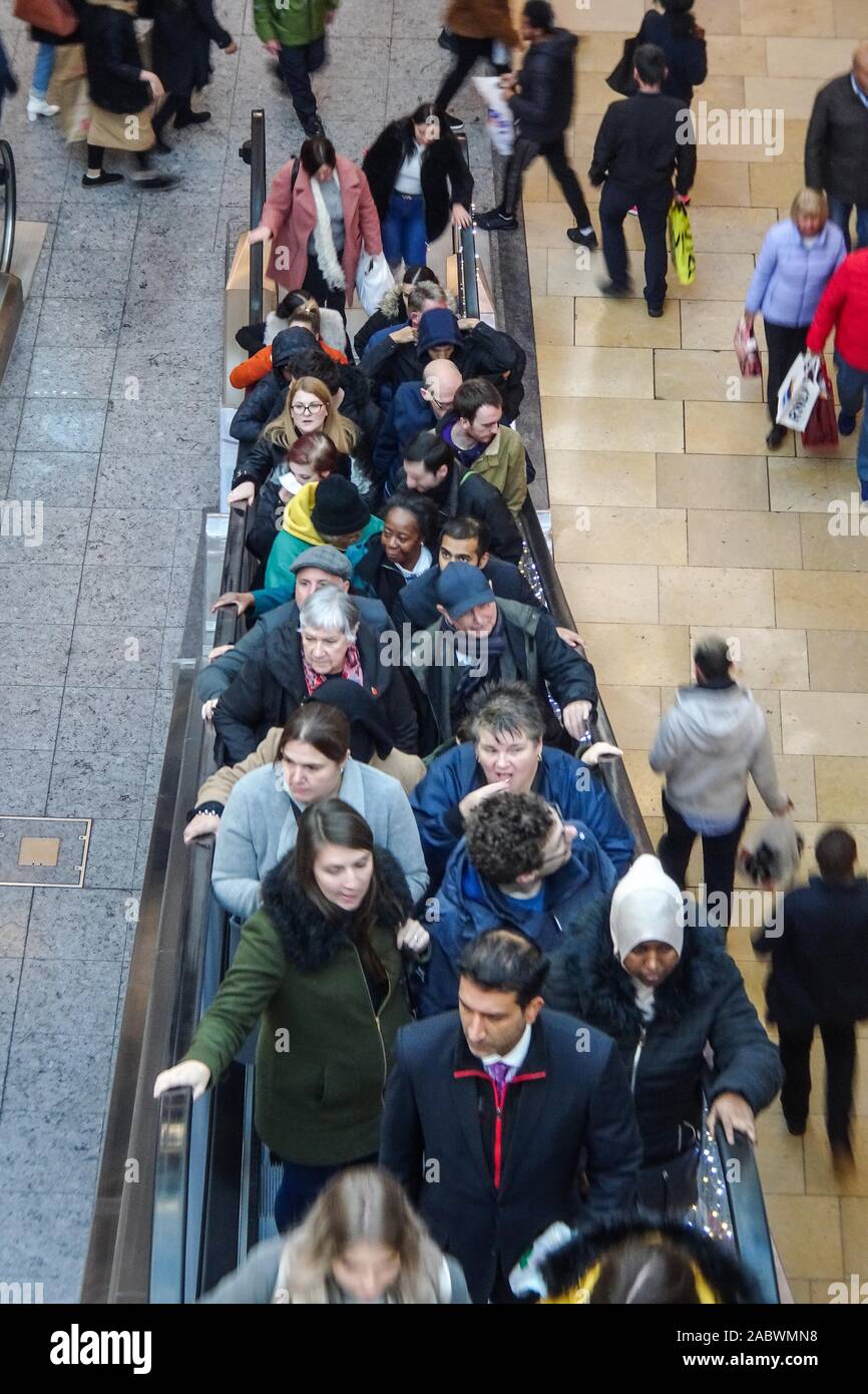 Birmingham, Regno Unito. 29 novembre 2019. Migliaia di acquirenti hanno visitato le strade del centro di Birmingham con offerte del Black Friday fino al 70% che hanno colpito i negozi. L'arena era particolarmente affollata rispetto agli anni precedenti, dove il centro commerciale era quasi vuoto. Fig. Preso il 29/11/2019. Credito: Interrompi stampa Media/Alamy Live News Foto Stock