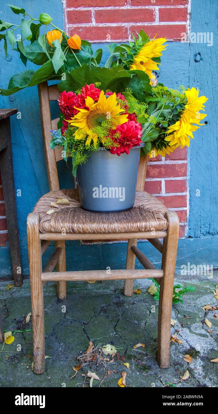 Bunter sommerblumenstrauss, bestehend aus helenium, dahlia und physalis Foto Stock