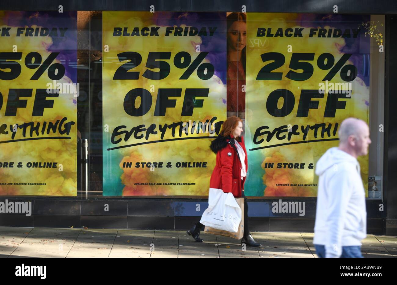 Swansea, Wales, Regno Unito. Venerdì, 29 Novembre 201 Venerdì nero gli amanti dello shopping per le strade di Swansea come cacciano per occasioni sulla Strada Alta per un mese prima di Natale. Credito : Robert Melen/Alamy Live News. Foto Stock