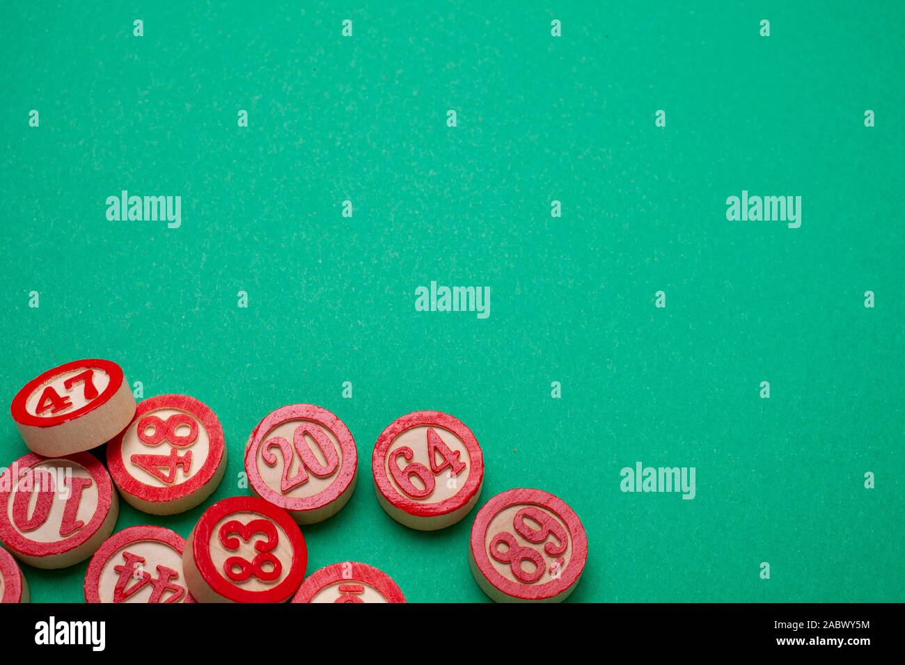 I numeri di bingo su sfondo verde - piatto stile laici Foto Stock