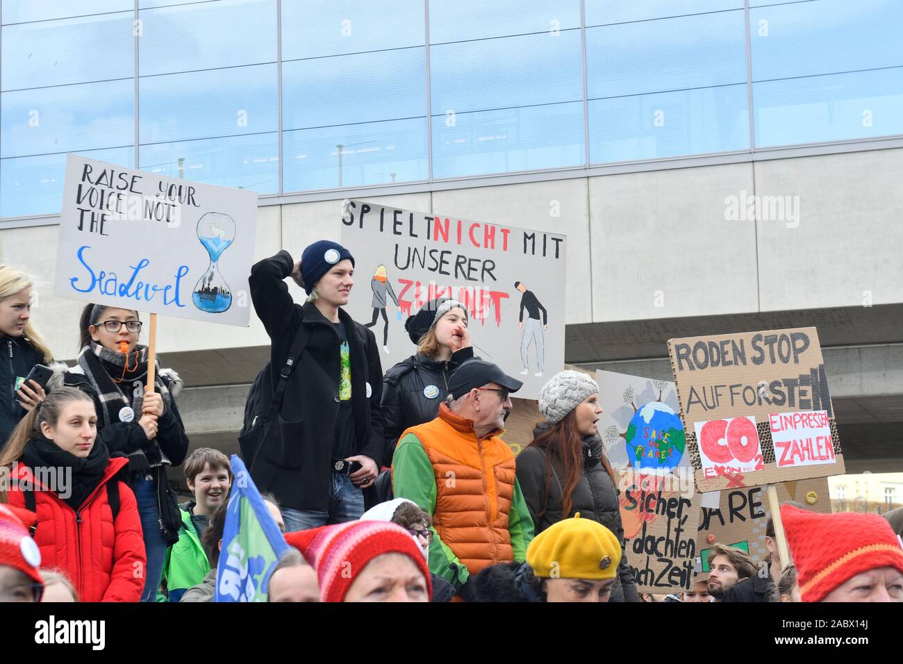 Vienna, Austria. 29th Nov 2019. FridaysForFuture Grande manifestazione per la giustizia climatica e la coraggiosa politica ambientale il 29 novembre 2019 a Vienna. Il treno dimostrativo passa attraverso il WKW al Ministero dell'ambiente dello Stubenring e ai ministeri dell'ambiente, dell'economia e delle finanze. Plaque Reading 'non giocare con il nostro futuro' Credit: Franz PERC/Alamy Live News Foto Stock