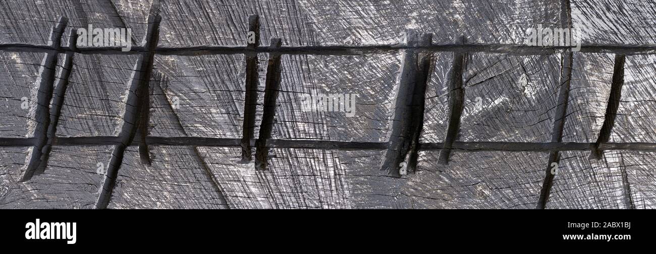 Struttura astratta in legno con intagli carbonizzati Foto Stock