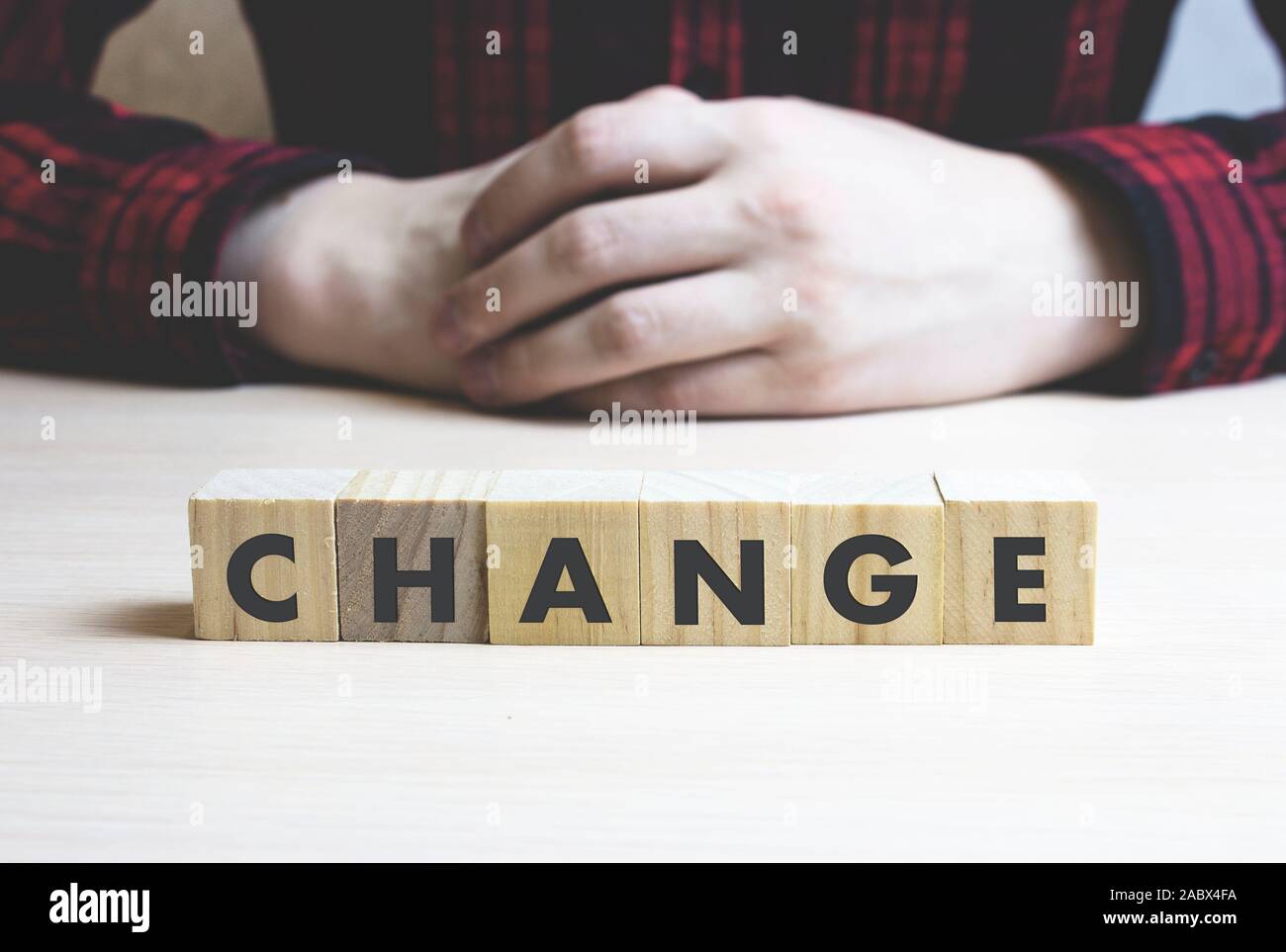 Cambia parola fatta con blocchi di costruzione, la concezione di business, uomo d'affari. Foto Stock