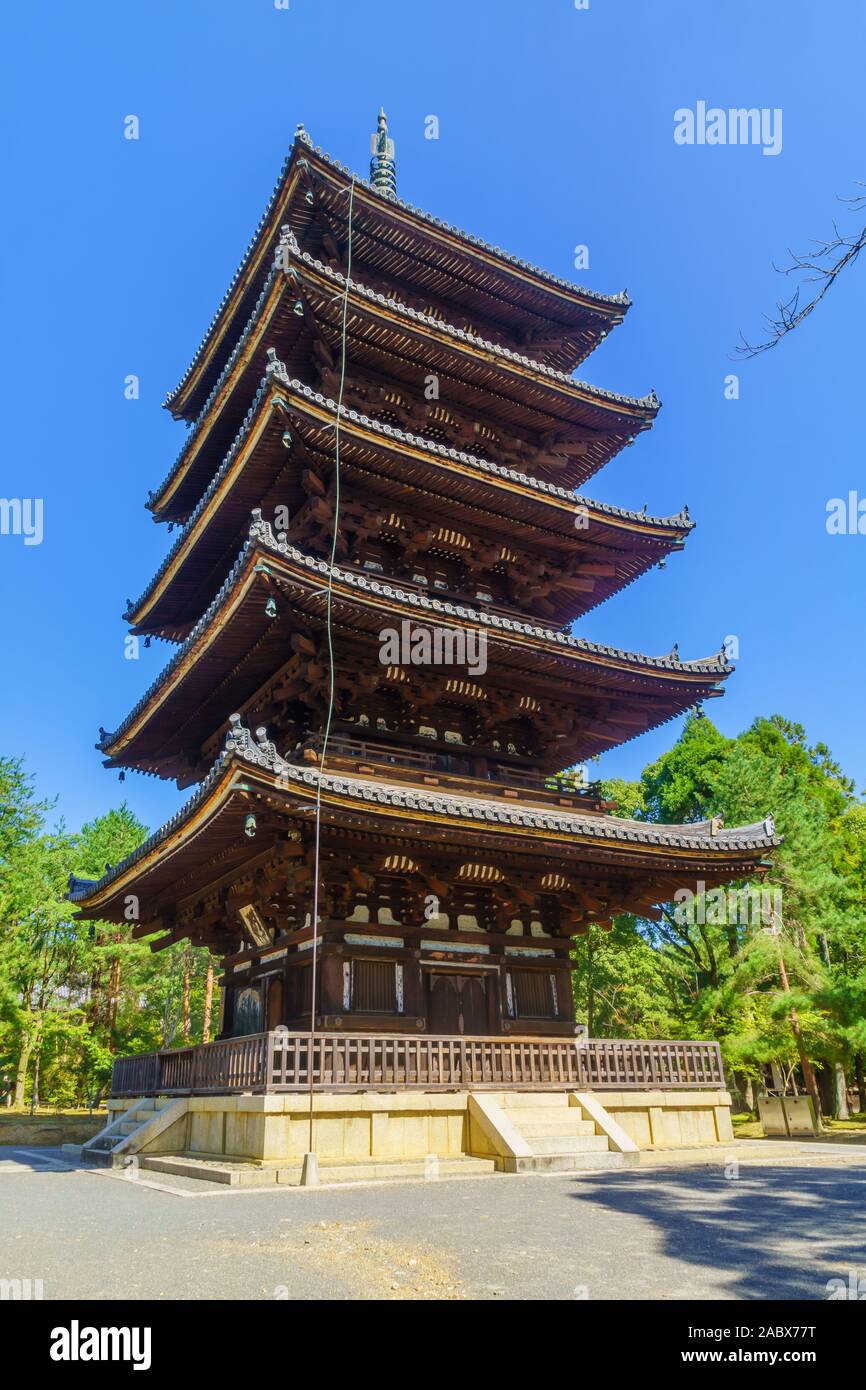 Vista dei cinque piani pagoda della Ninna-ji il tempio a Kyoto, in Giappone Foto Stock