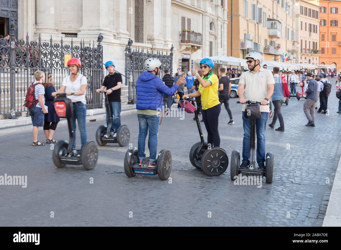 I turisti su Sedgeway, Roma, Italia Foto Stock