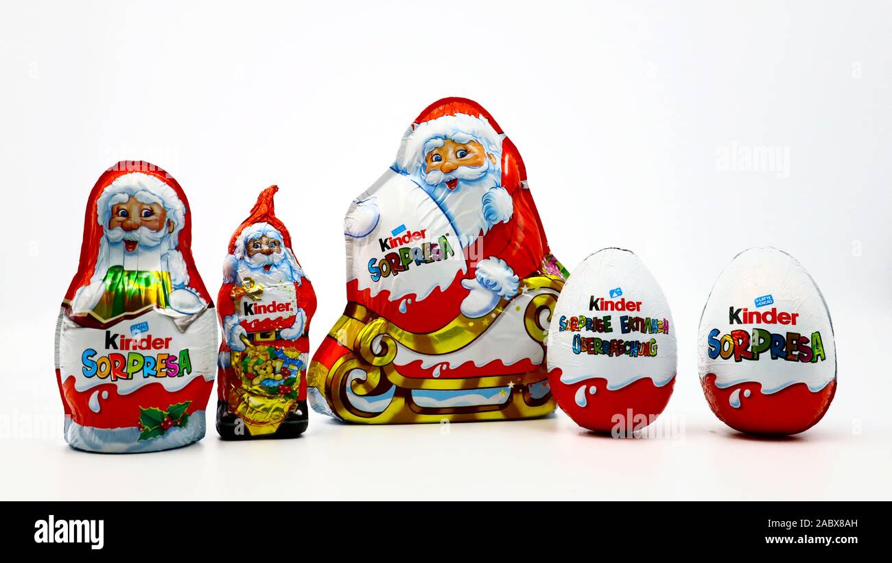Kinder sorpresa di uova di cioccolato a tema natalizio con Babbo Natale. Kinder sorpresa è un marchio di prodotti realizzati in Italia da Ferrero Foto Stock