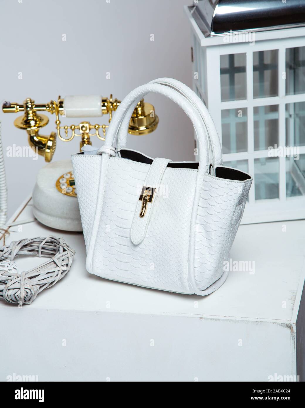 White-serpente borsa stampa con dettagli dorati Foto Stock