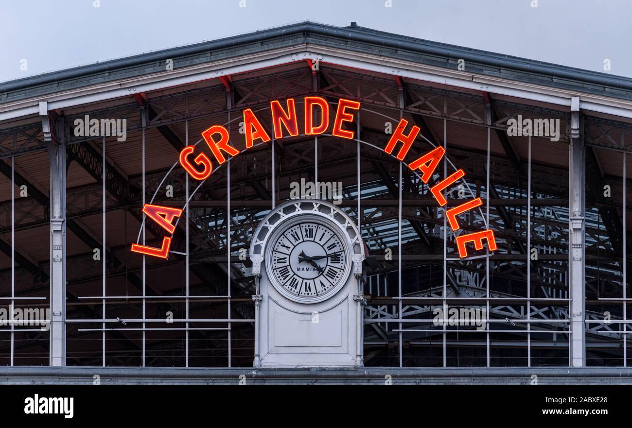 Parigi, Francia - 28 novembre 2019: Il Grande Halle de la Villette, precedentemente un macello e ora un centro culturale, nel Parc de la Villette. Foto Stock