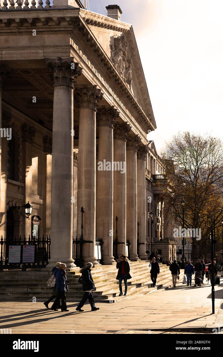 Il soleggiato St Martin-in-the-Fields Church porticato anteriore, Londra, Inghilterra, Regno Unito. Foto Stock