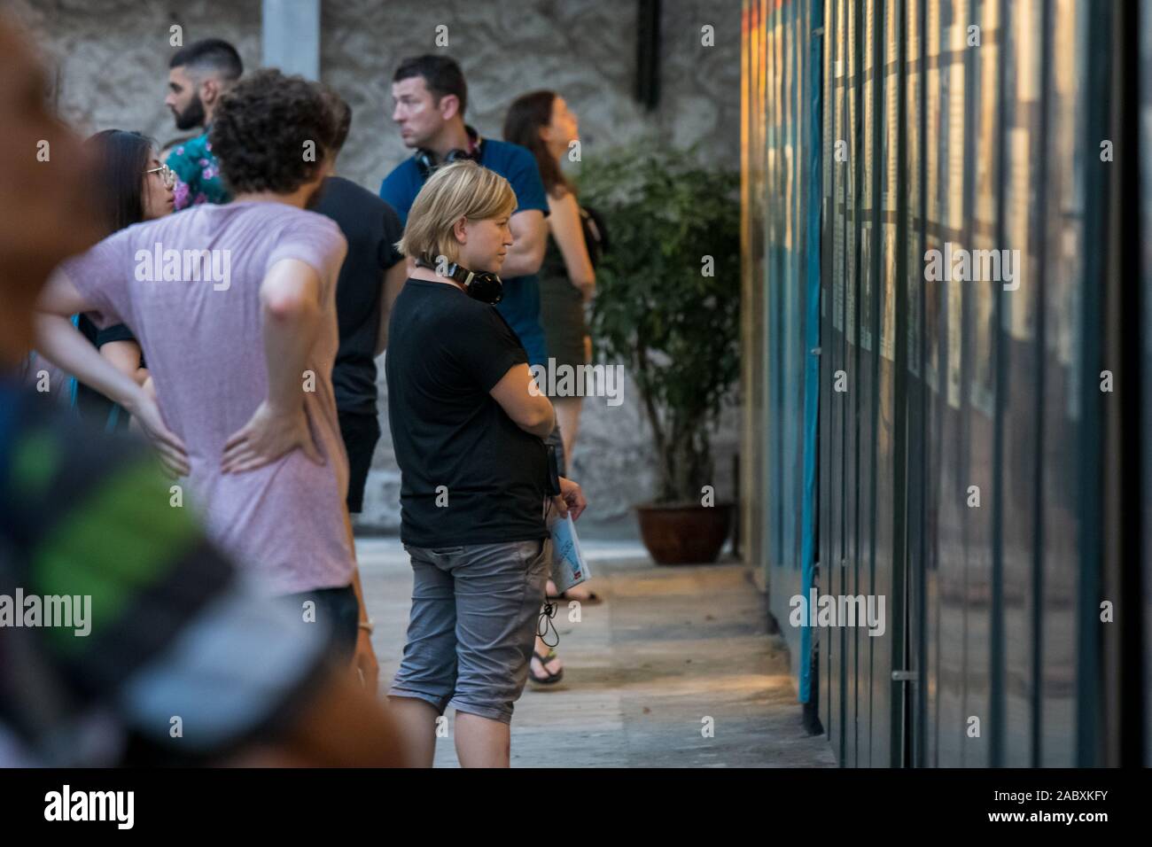 Turisti visitano la Hoa Lo nella prigione di Hanoi utilizzato durante la guerra del Vietnam, Vietnam Foto Stock