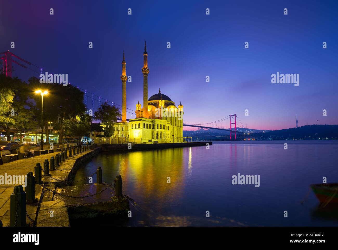 Ortakoy - Istanbul. La Moschea Ortakoy e sul Bosforo all'alba Foto Stock