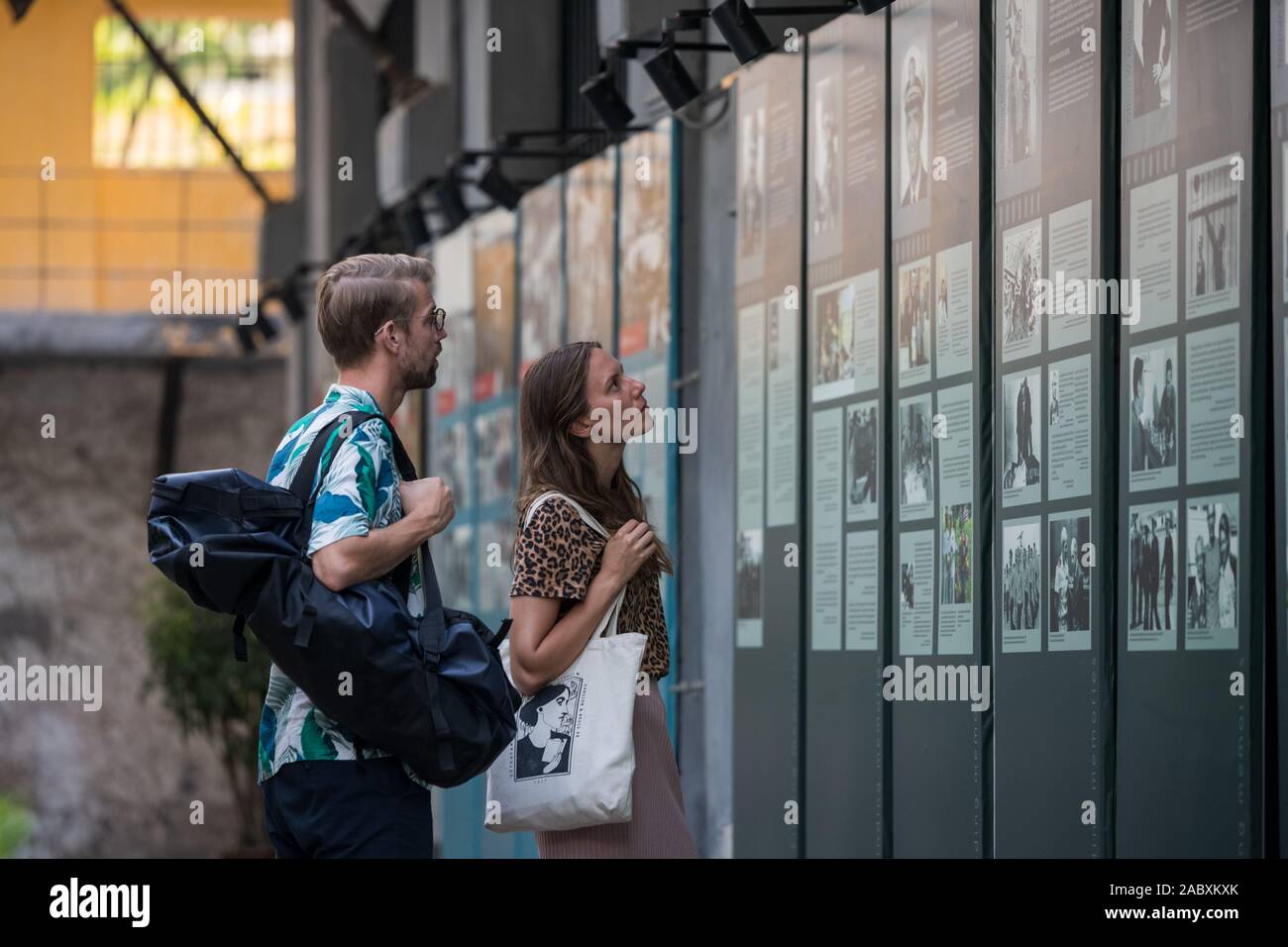 Turisti visitano la Hoa Lo nella prigione di Hanoi utilizzato durante la guerra del Vietnam, Vietnam Foto Stock