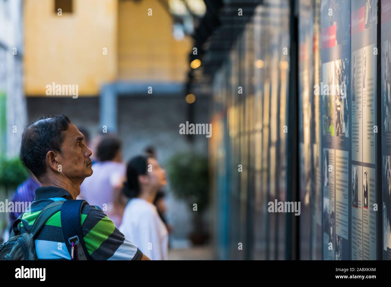 Turisti visitano la Hoa Lo nella prigione di Hanoi utilizzato durante la guerra del Vietnam, Vietnam Foto Stock