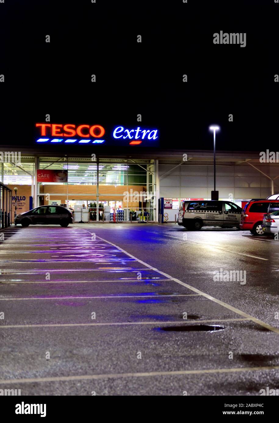 Tesco superstore extra a notte,Ilkeston,Nottingham, UK Foto Stock