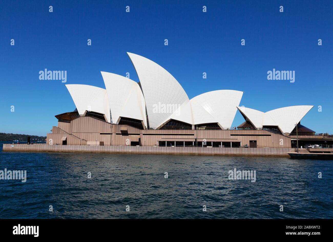 Sydney Opera House, luminoso cielo blu nella primavera del giorno; sito patrimonio mondiale dell'UNESCO; il Porto di Sydney, Sydney Australia Foto Stock