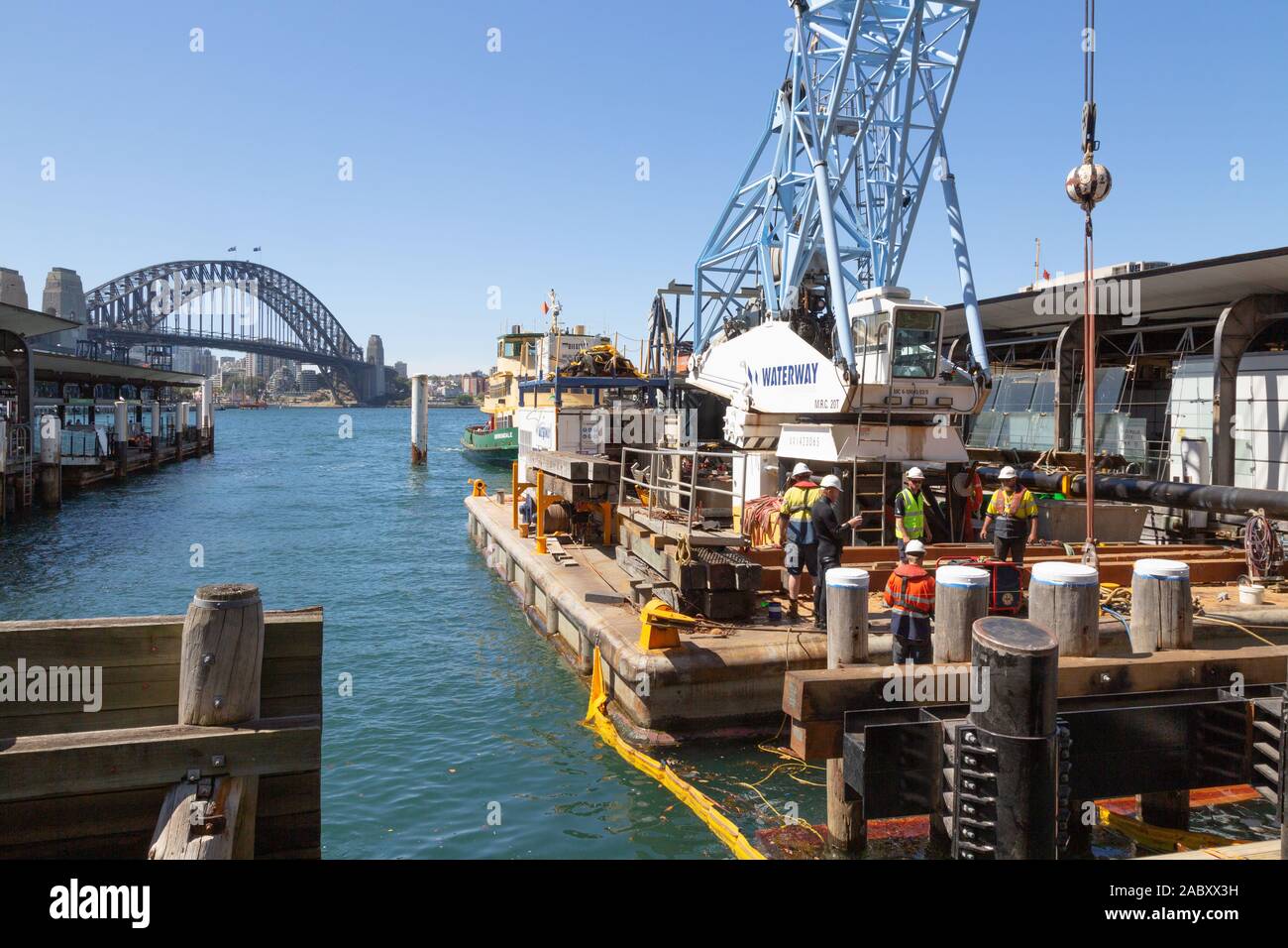 Dragaggio del porto; una draga che opera alla banchina, Sydney Harbour, Sydney Australia Foto Stock