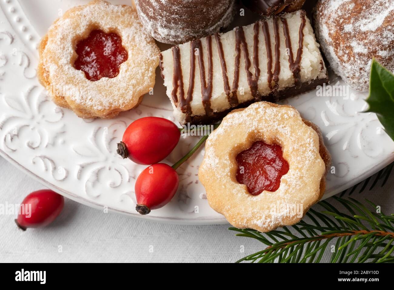 Linzer cookie su una piastra bianca Foto Stock