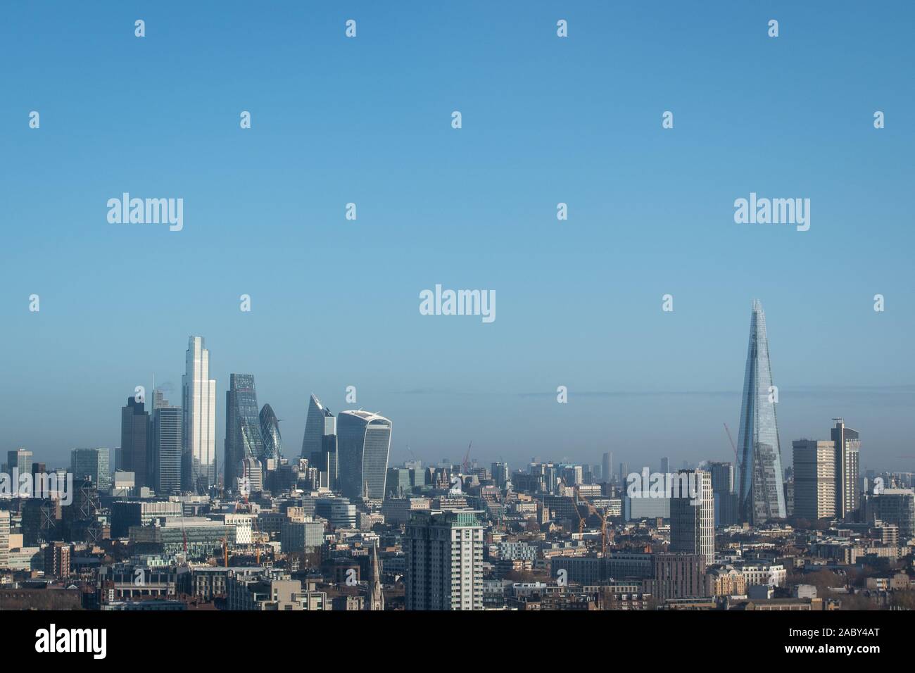 Vista generale della skyline di Londra, come si vede dal Millbank Tower: mostra da destra a sinistra: il coccio (estrema destra), il walkie talkie (20 Fenchurch Street) (destra), il bisturi (52 Lime Street), il Gherkin (30 St Mary Axe), il Cheesegrater (l'edificio Leadenhall), ventidue torre (22 Bishopsgate) e 100 Bishopsgate del distretto finanziario. Foto Stock
