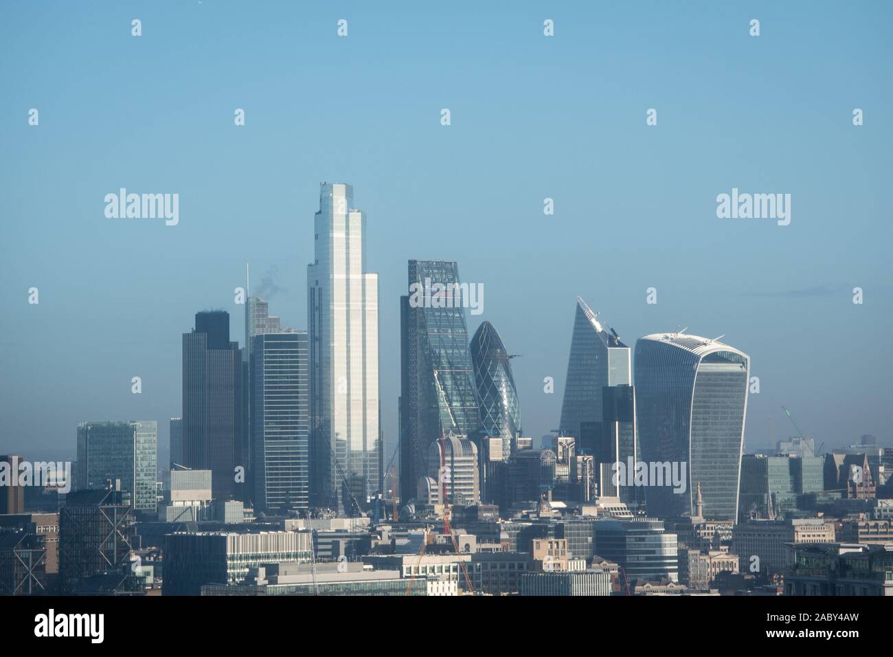 Vista generale della skyline di Londra, come si vede dal Millbank Tower: mostra da destra a sinistra il walkie talkie (20 Fenchurch Street) (destra), il bisturi (52 Lime Street), il Gherkin (30 St Mary Axe), il Cheesegrater (l'edificio Leadenhall), ventidue torre (22 Bishopsgate) e 100 Bishopsgate del distretto finanziario. Foto Stock