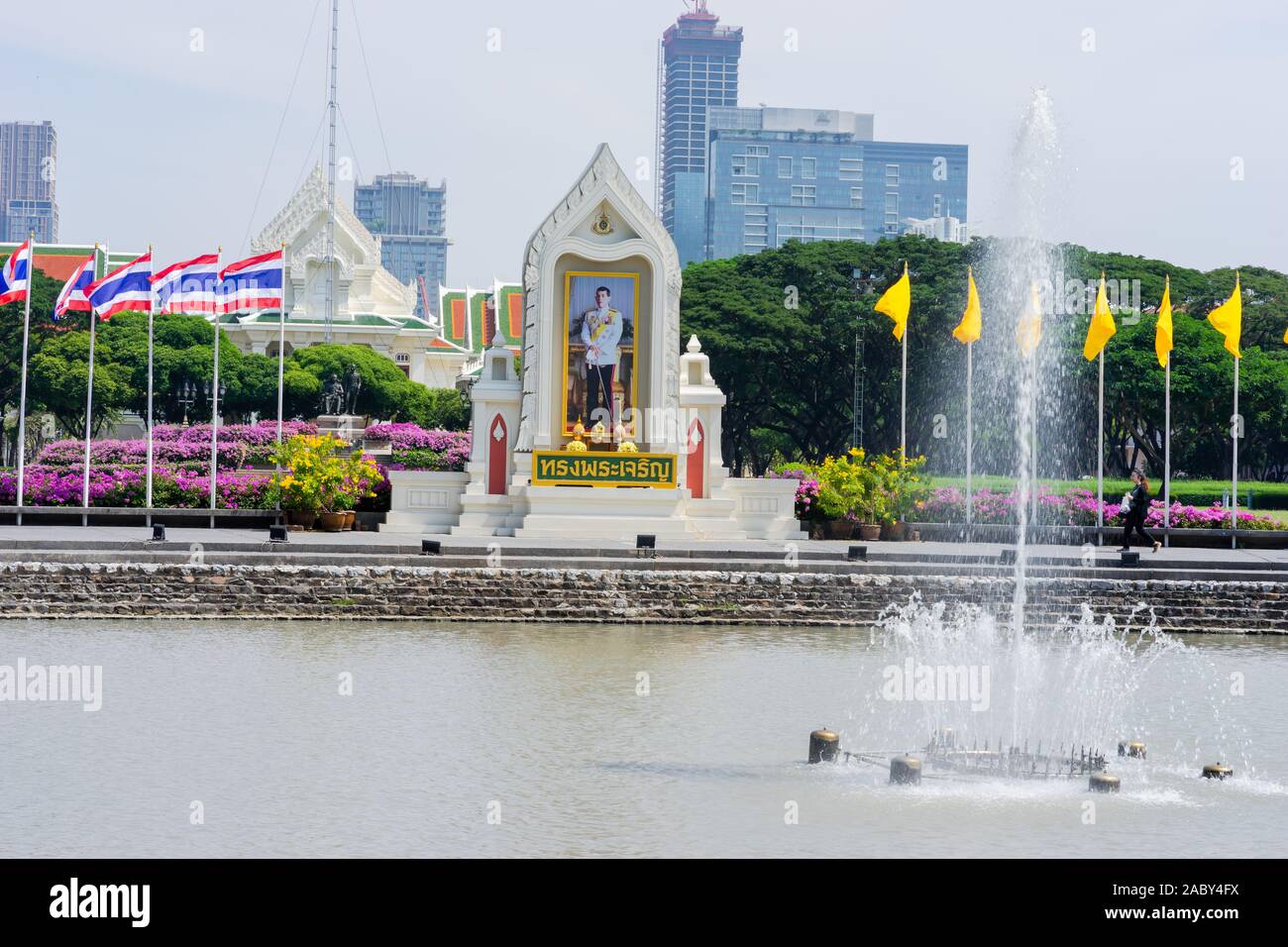 I terreni dell'Università di Chulalongkorn con l'immagine a grandezza naturale del re accanto all'ingresso Foto Stock