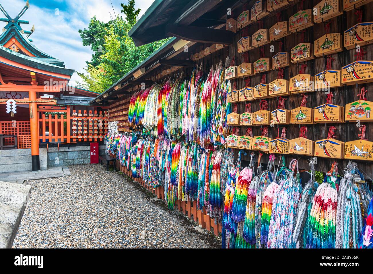 Kyoto, Fushimi ku,Giappone, Asia - 5 Settembre 2019 : Carta Origami gru e ema al Fushimi Inari santuario Foto Stock
