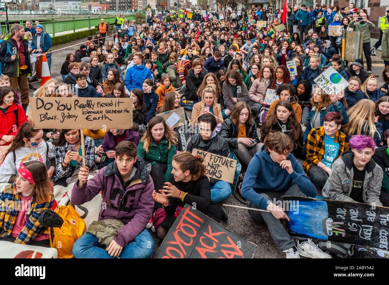 Cork, Irlanda. 29 Nov, 2019. Il sughero è stato arrestato oggi a causa di un clima di marzo e rally. Circa 200-300 studenti riuniti intorno alla città e contea di diffondere il loro messaggio circa il presunto cambiamento climatico. Credito: Andy Gibson/Alamy Live News Foto Stock