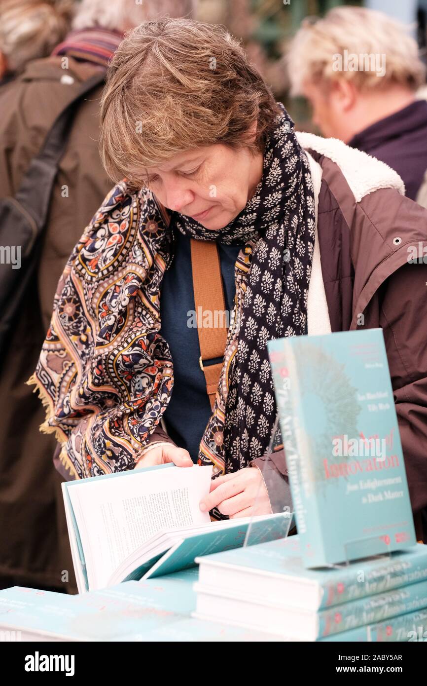 Hay Festival weekend invernali, Hay on Wye, Powys, Wales, Regno Unito - Venerdì 29 Novembre 2019 - un visitatore accede una copia dell'arte dell'innovazione - dall'Illuminismo alla materia oscura dal dr. Tilly Blyth. Credito: Steven Maggio/Alamy Live News Foto Stock