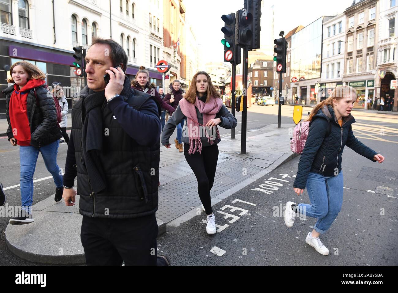 Le persone che eseguono lontano dal mercato di Borough di Londra dopo che la polizia per loro di lasciare la zona. Foto Stock