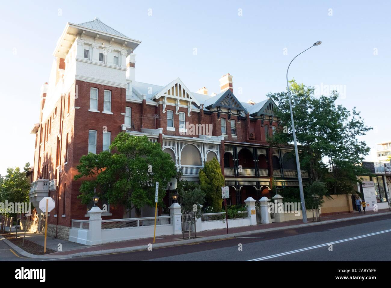 Fila di 4 case Terrazza palazzi in mattoni rossi in federazione architettura stile on Beaufort St Northbridge Perth Western Australia. Foto Stock