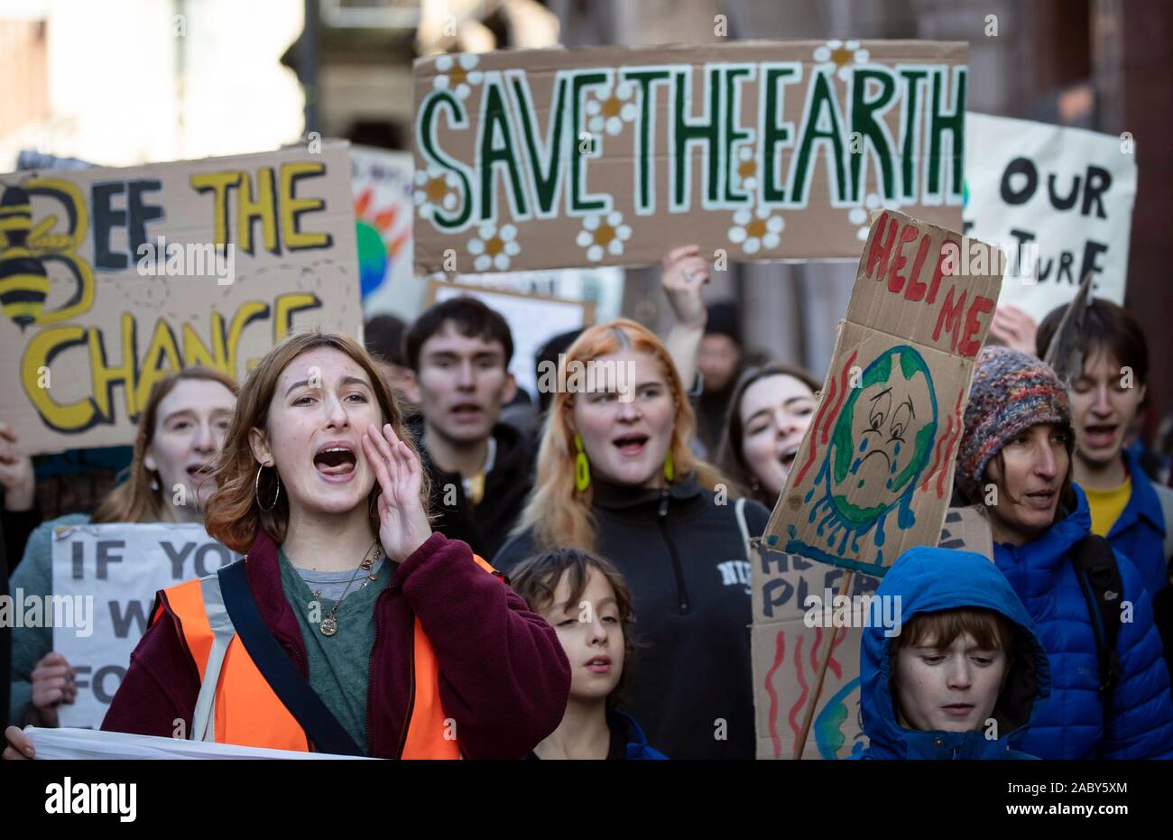 I manifestanti a Leeds, come le decine di migliaia di bambini in tutto il Regno Unito a castello scuola off come parte di un clima globale sciopero. Foto Stock