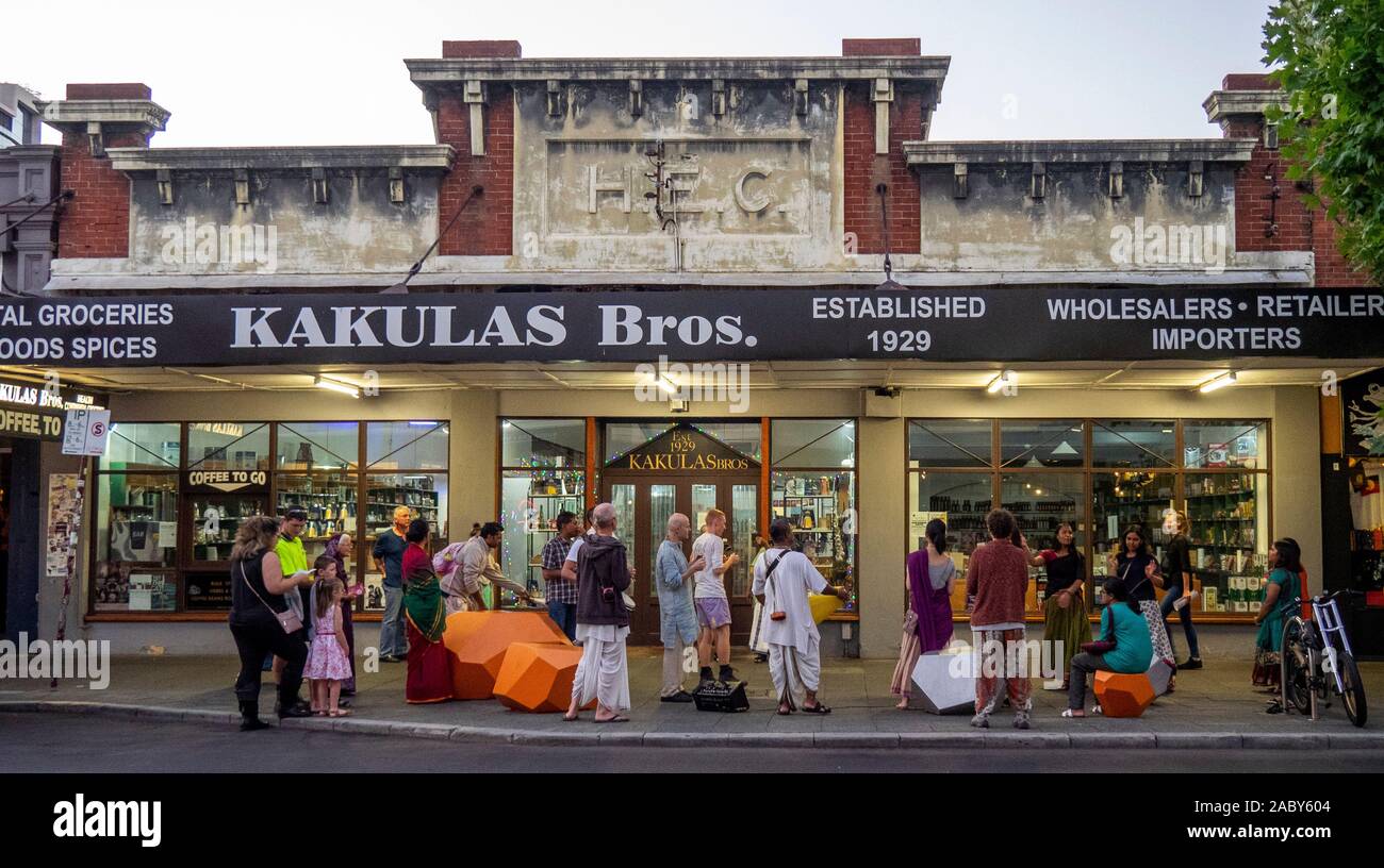 Hare Krishna sostenitori ballare e cantare di fronte Kakulus Bris drogheria in William Street Northbridge Perth Western Australia. Foto Stock