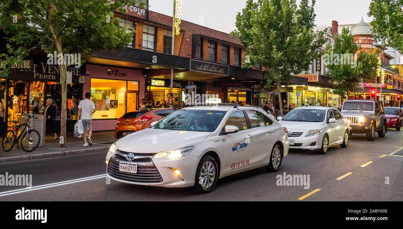 Il servizio taxi e il traffico in William Street Northbridge Perth Western Australia. Foto Stock