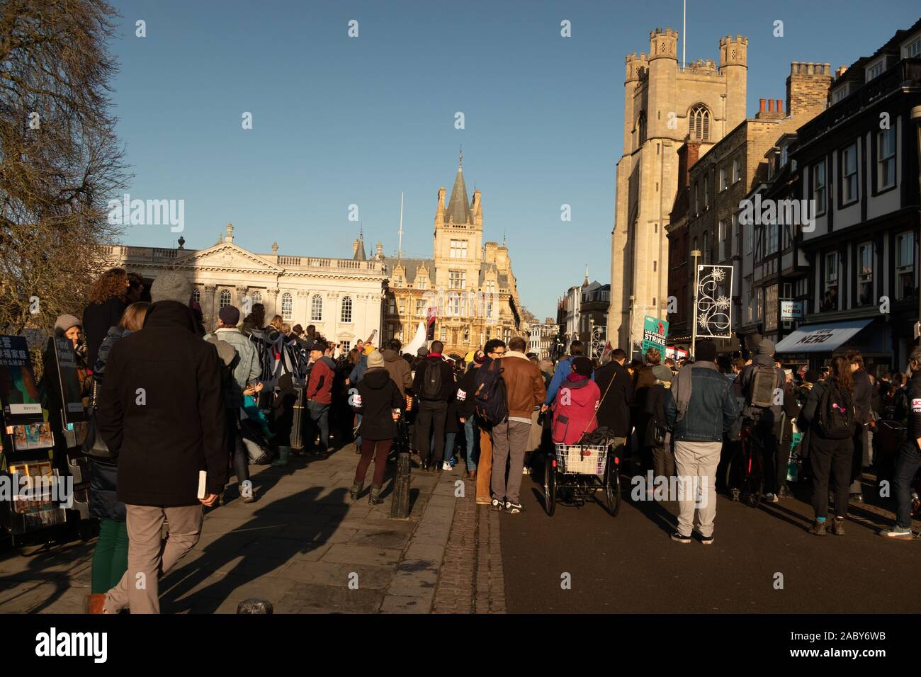 I manifestanti bloccano la strada mentre Billy Bragg intrattiene la protesta di Climate Strike a Cambridge fuori del Kings College di Cambridge durante scioperi e proteste Foto Stock