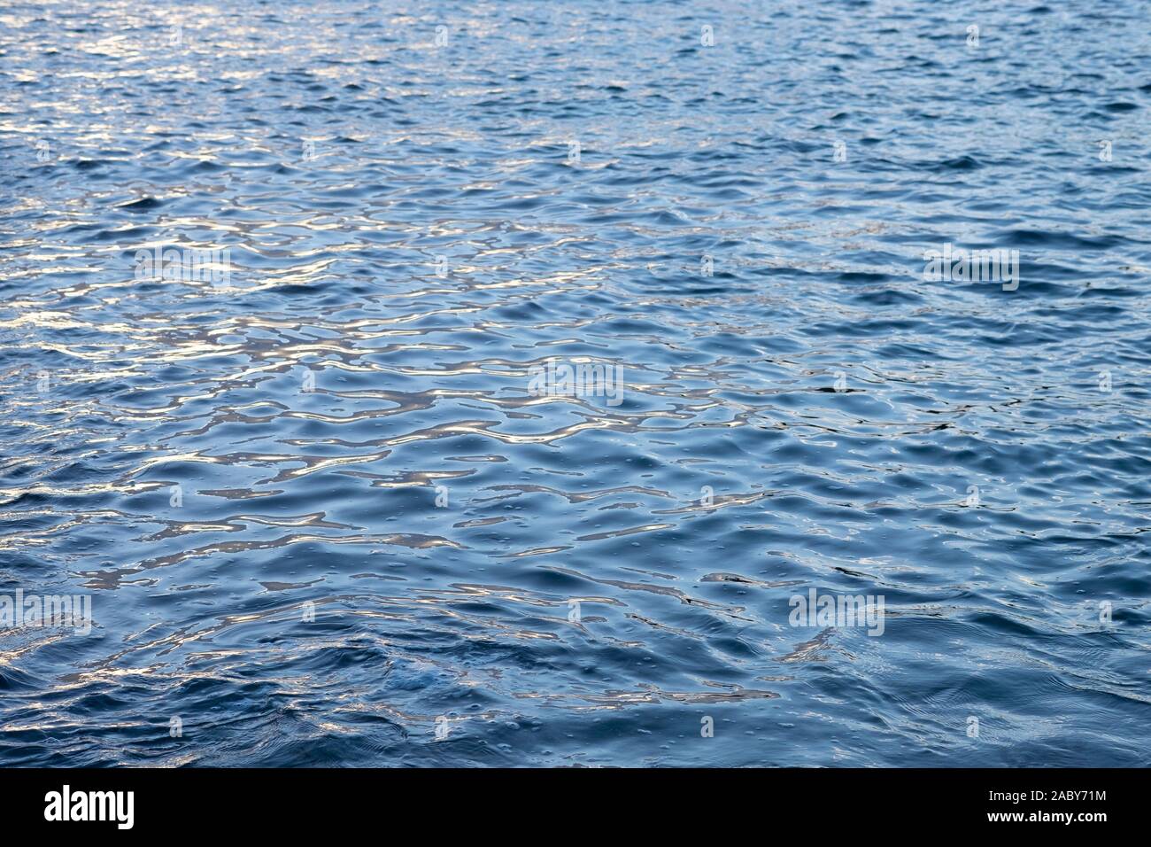 Onde ondeggiano in calma il mare blu Foto Stock