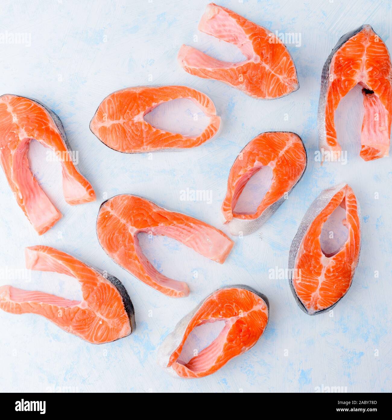 Materie filetti di salmone pattern su uno sfondo blu Foto Stock
