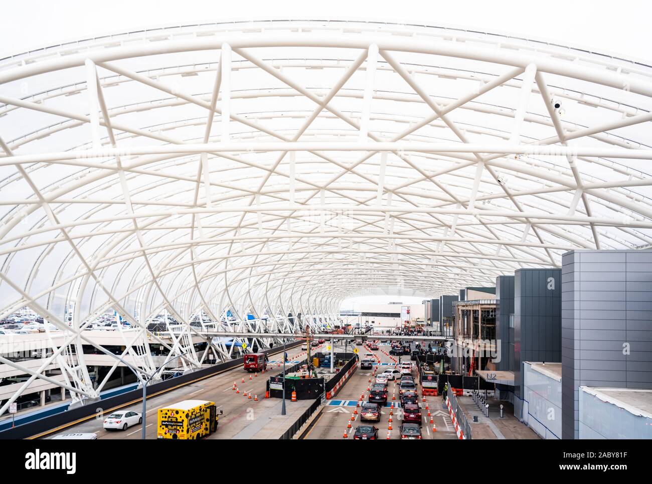 Veicoli terrestri arriva al livello partenze del Terminal internazionale dell'Aeroporto Internazionale Hartsfield-Jackson di Atlanta. Foto Stock