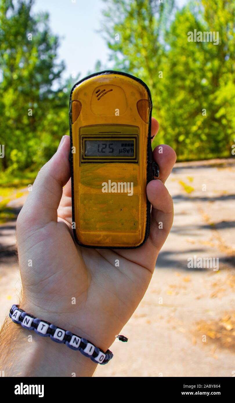 Yellow Classic contatore Geiger isolato su bianco Foto stock - Alamy
