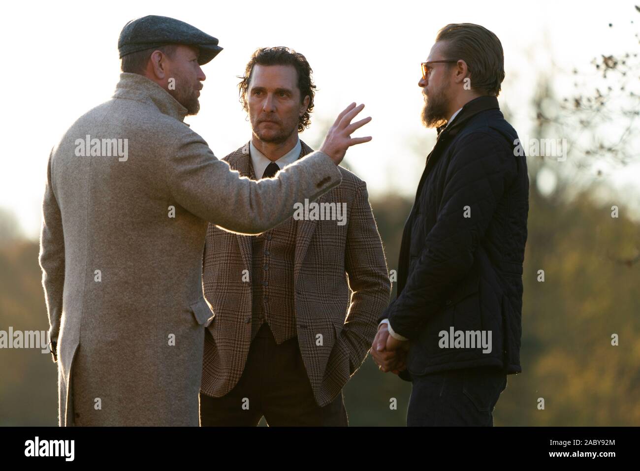 MATTHEW MCCONAUGHEY e CHARLIE HUNNAM in Signori (2020), diretto da Guy Ritchie. Credito: MIRAMAX / Album Foto Stock