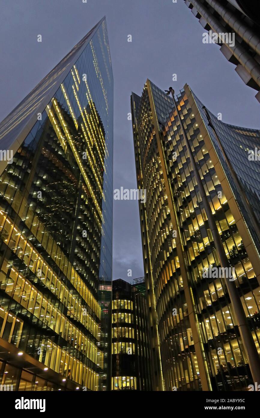 Città di Londra, distretto finanziario, uffici e grattacieli al tramonto, guardando grattacielo, Bishopsgate, Londra, Sud-est, Inghilterra, Regno Unito, E1 8DX Foto Stock