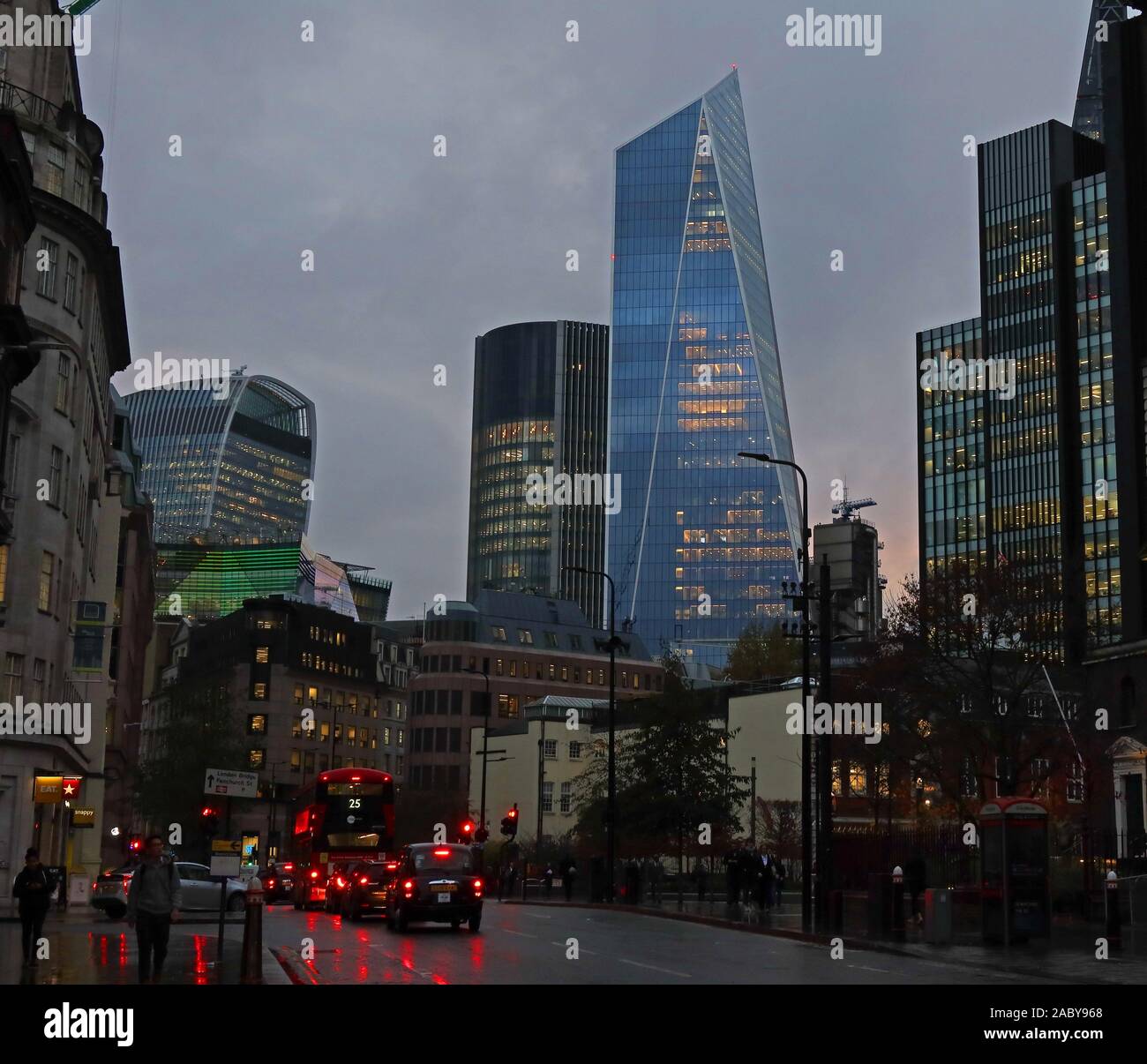 Città di Londra skyline, da Leadenhall Street, uffici, grattacieli, architettura, al tramonto, Londra, Inghilterra, Regno Unito, EC3A 8BN Foto Stock