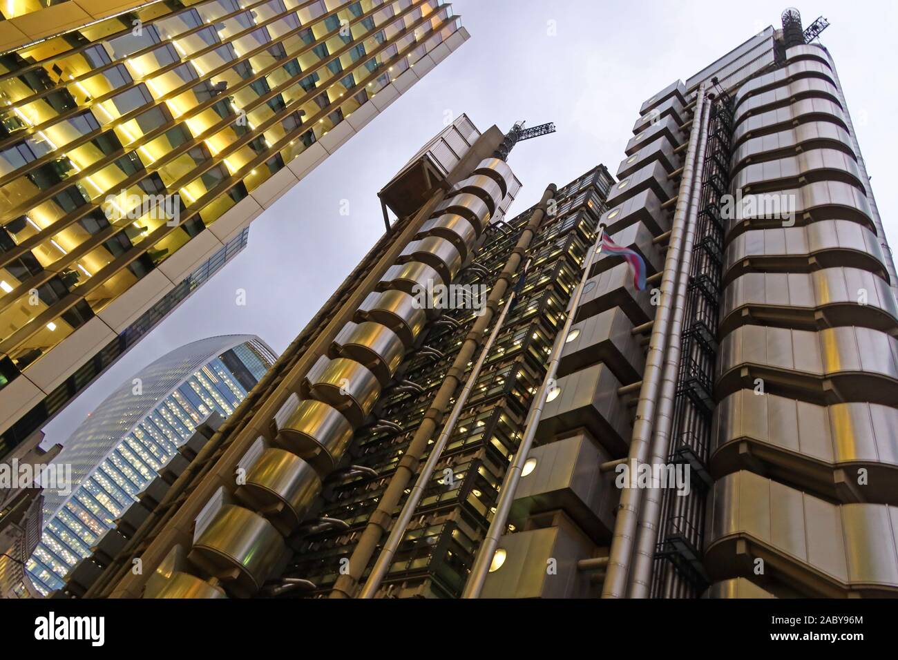 The Lloyds Insurance Building, Londra, Lloyds Building, Lime Street EC3M 7HA, al tramonto in serata Foto Stock