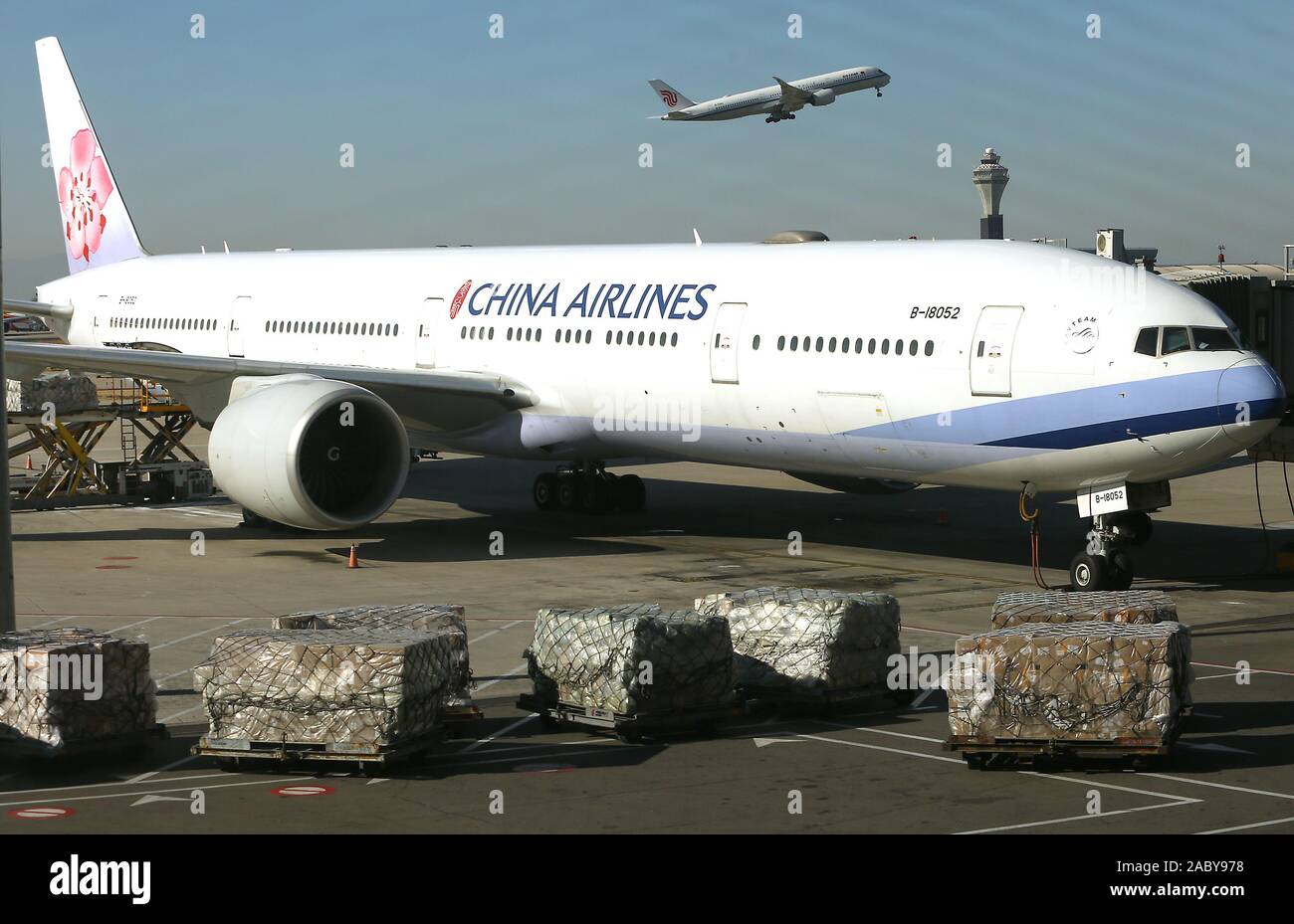 Pechino, Cina. 29 Nov, 2019. A Taiwan-basato China Airlines aereo di linea è pronto per la partenza come un Air China aereo di linea decolli a Pechino aeroporto internazionale di Mercoledì, Novembre 27, 2019. Nonostante i continui scambi diplomatici e politici ceppo tra la Cina e Taiwan, il turismo e il commercio continua senza sosta. Foto di Stefano rasoio/UPI Credito: UPI/Alamy Live News Foto Stock