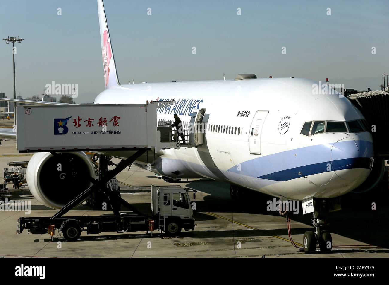 Pechino, Cina. 29 Nov, 2019. A Taiwan-basato China Airlines aereo di linea è pronto per la partenza a Pechino aeroporto internazionale di Mercoledì, Novembre 27, 2019. Nonostante i continui scambi diplomatici e politici ceppo tra la Cina e Taiwan, il turismo e il commercio continua senza sosta. Foto di Stefano rasoio/UPI Credito: UPI/Alamy Live News Foto Stock