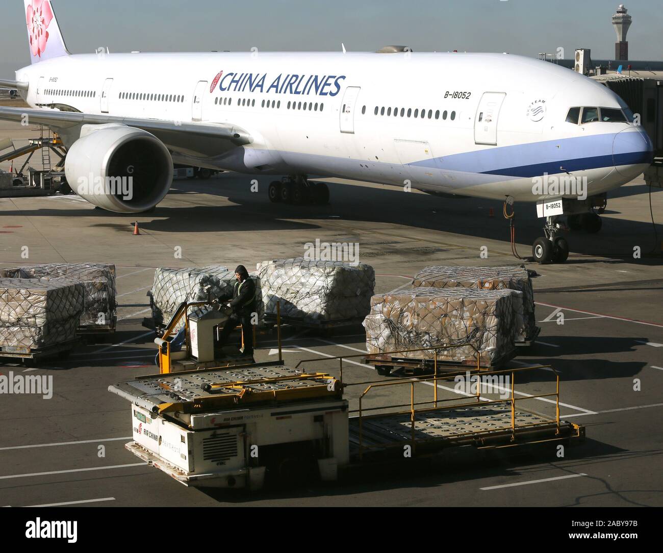 Pechino, Cina. 29 Nov, 2019. A Taiwan-basato China Airlines aereo di linea è pronto per la partenza a Pechino aeroporto internazionale di Mercoledì, Novembre 27, 2019. Nonostante i continui scambi diplomatici e politici ceppo tra la Cina e Taiwan, il turismo e il commercio continua senza sosta. Foto di Stefano rasoio/UPI Credito: UPI/Alamy Live News Foto Stock