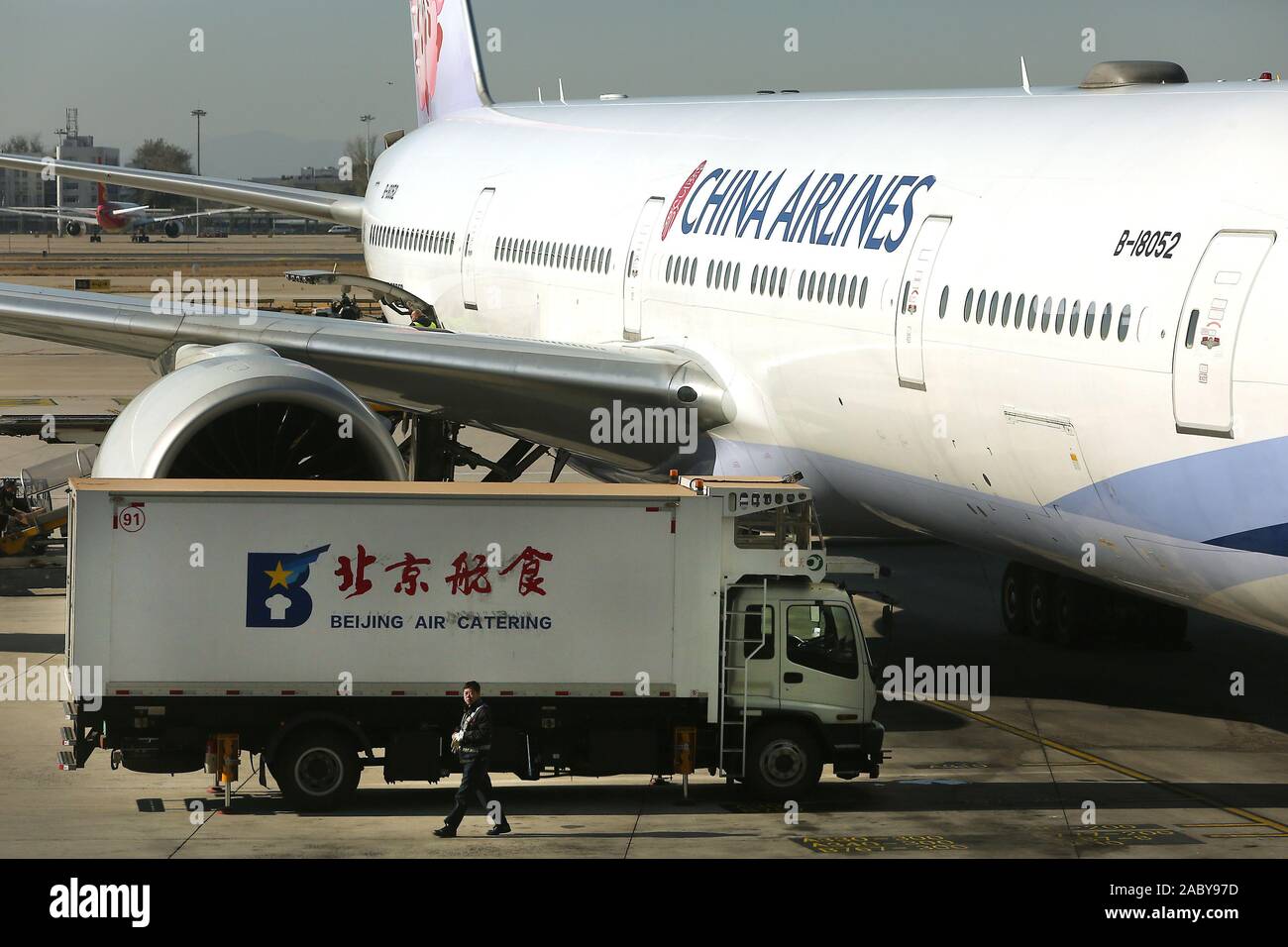 Pechino, Cina. 29 Nov, 2019. A Taiwan-basato China Airlines aereo di linea è pronto per la partenza a Pechino aeroporto internazionale di Mercoledì, Novembre 27, 2019. Nonostante i continui scambi diplomatici e politici ceppo tra la Cina e Taiwan, il turismo e il commercio continua senza sosta. Foto di Stefano rasoio/UPI Credito: UPI/Alamy Live News Foto Stock