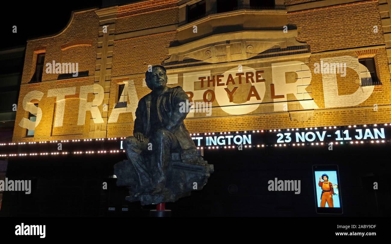 Stratford Theatre Royal, Gerry Raffles Square, Stratford East, Londra, Inghilterra, Regno Unito, E15 1BN, di notte con la statua di Joan Littlewood Foto Stock