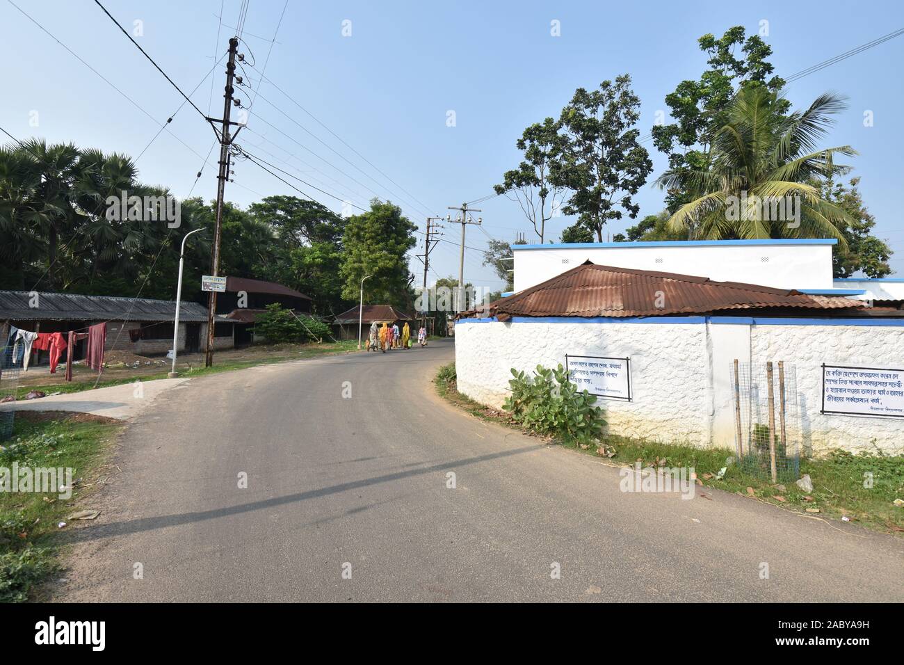 Birsingha road. Villaggio Birsingha, West Midnapore, Bengala occidentale. India. Foto Stock