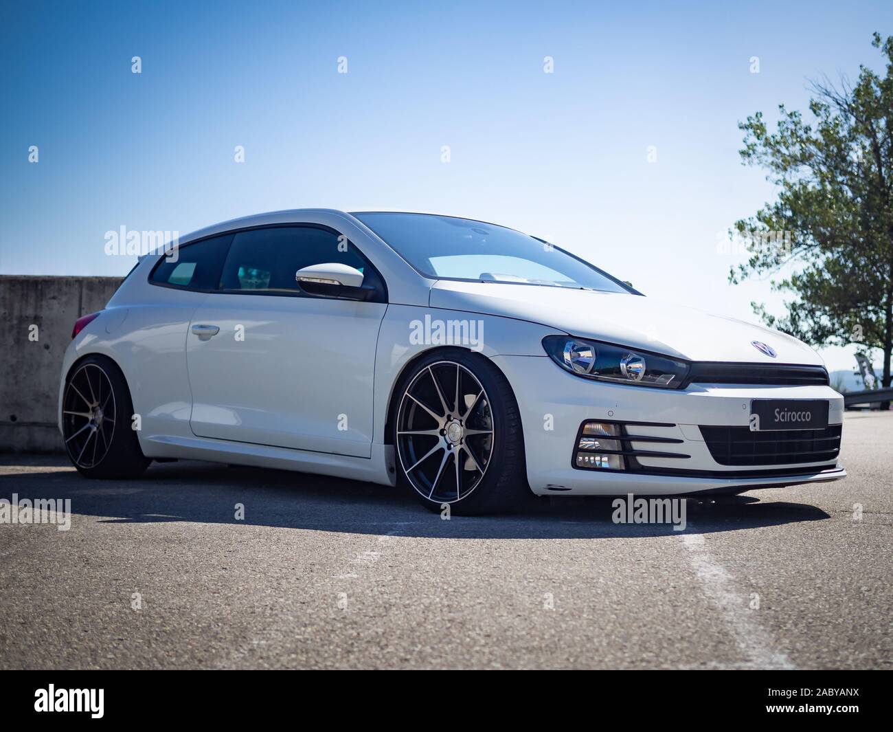 MONTMELO, SPAGNA-Settembre 29, 2019: Volkswagen Scirocco (di terza generazione) a strade di città Foto Stock