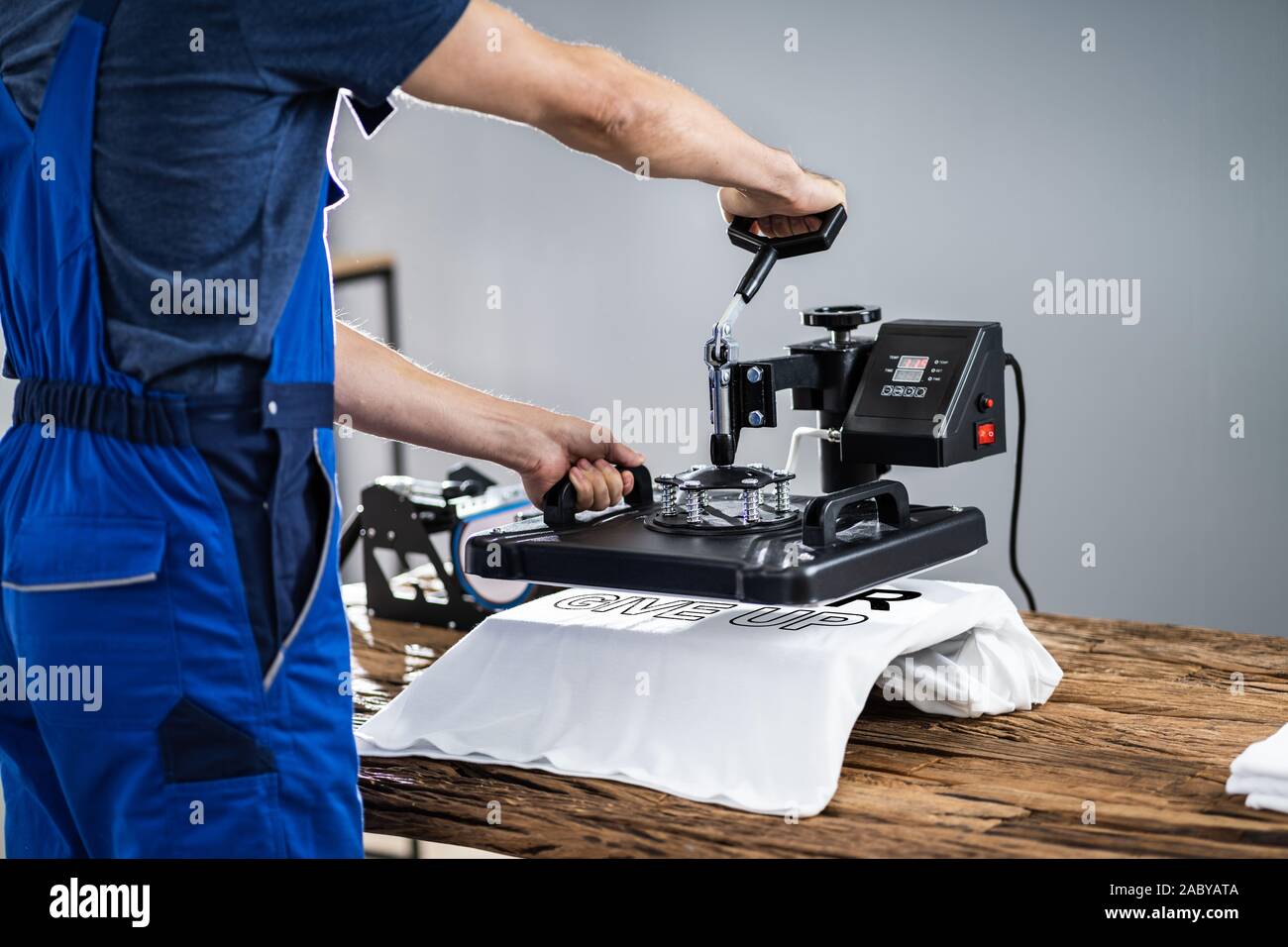 L'uomo Stampa su T Shirt in officina Foto Stock